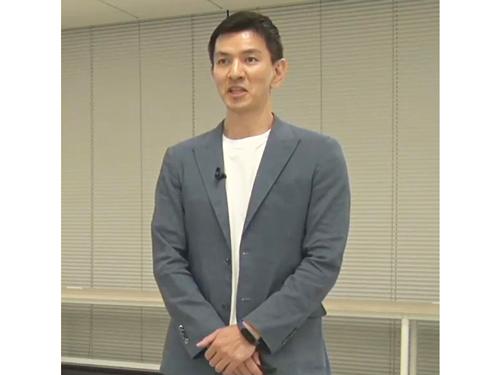 親会社の新規上場を報告する井戸義経社長